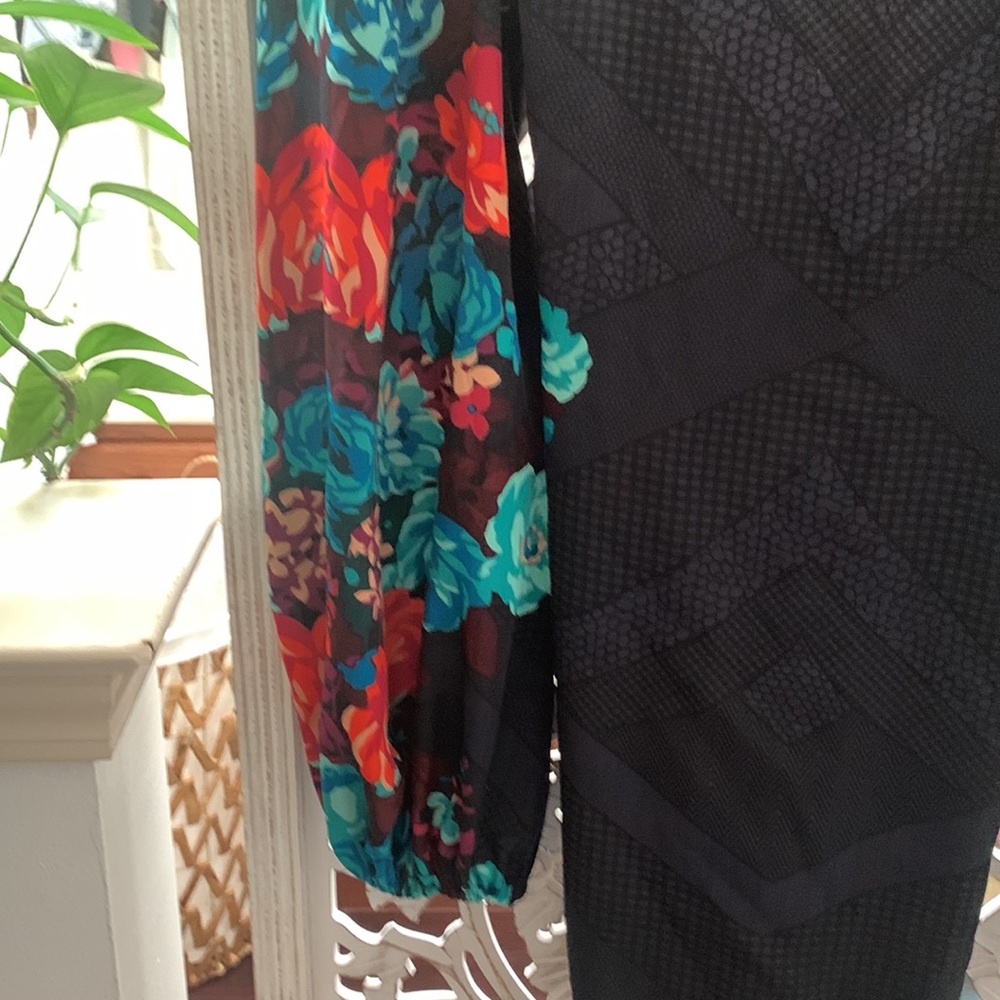 Floral Print knee length with zipper back. Size M. - Picture 2 of 4